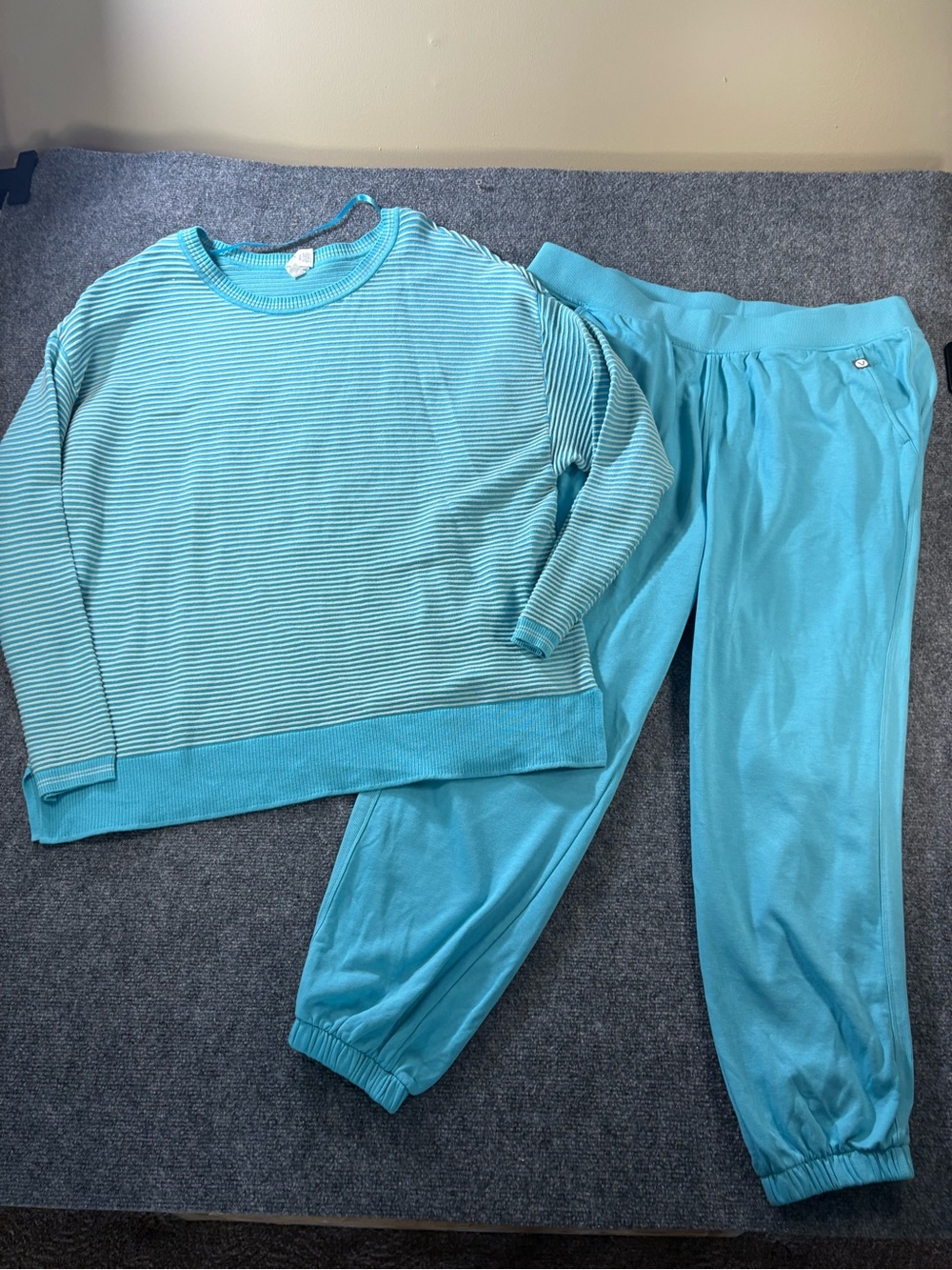 Women’s two piece LIVI lane Bryant lounge set - 18/20